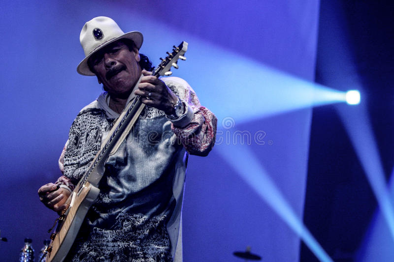CARLOS SANTANA SUFRE DESMAYO EN PLENO CONCIERTO. 