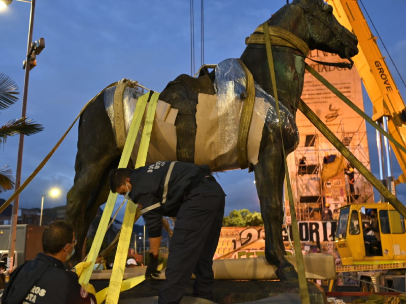 El Bolivar a Caballo salió en grúa del monumento de los Héroes con nuevos rumbos.